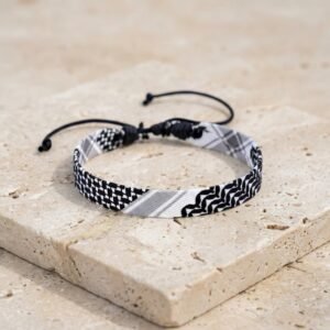 Bracelet Keffieh en Tissu Premium produit seul sur modèle ou en mise en scène produit premium