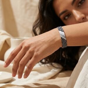 Bracelet Keffieh en Tissu Premium lifestyle sur modèle ou en mise en scène produit premium