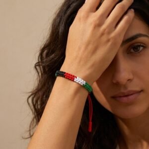 Bracelet solidarité Palestine en nylon résistant hero sur modèle ou en mise en scène produit premium