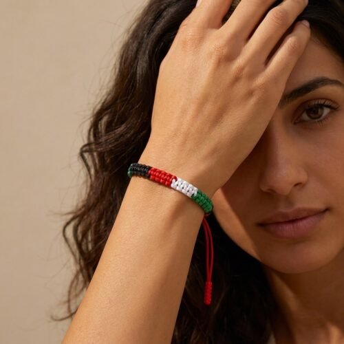 Bracelet solidarité Palestine en nylon résistant hero sur modèle ou en mise en scène produit premium
