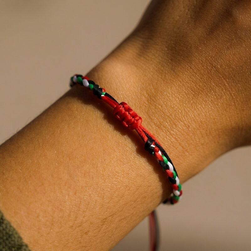 Bracelet solidarité Palestine en nylon résistant angle alternatif sur modèle ou en mise en scène produit premium