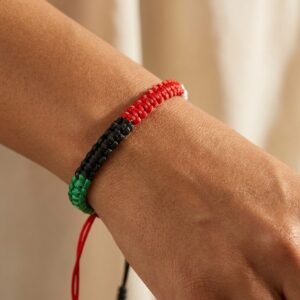 Bracelet solidarité Palestine en nylon résistant macro détail sur modèle ou en mise en scène produit premium