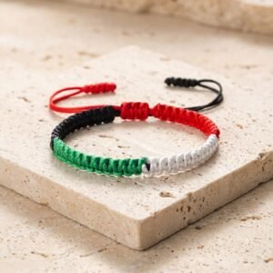 Bracelet solidarité Palestine en nylon résistant produit seul sur modèle ou en mise en scène produit premium