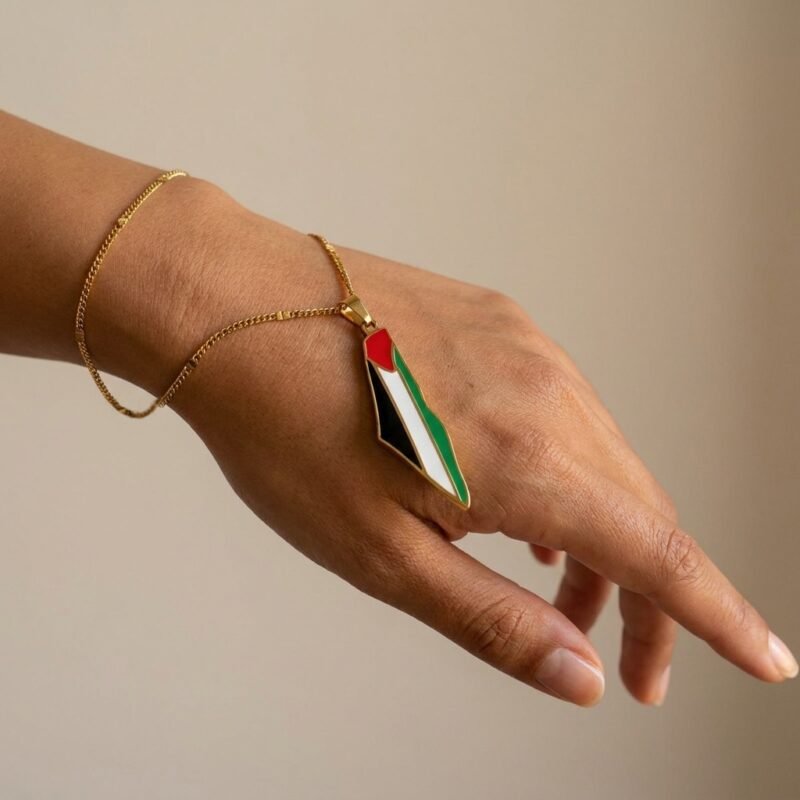 Collier Palestine pendentif carte hero sur modèle ou en mise en scène produit premium
