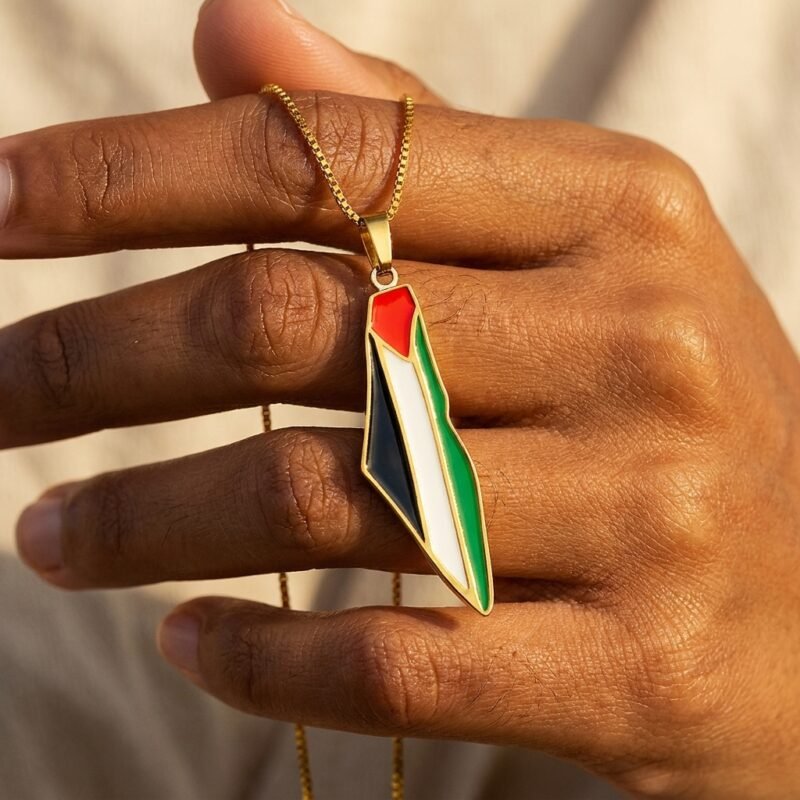 Collier Palestine pendentif carte macro détail sur modèle ou en mise en scène produit premium