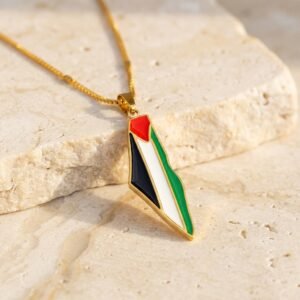 Collier Palestine pendentif carte produit seul sur modèle ou en mise en scène produit premium
