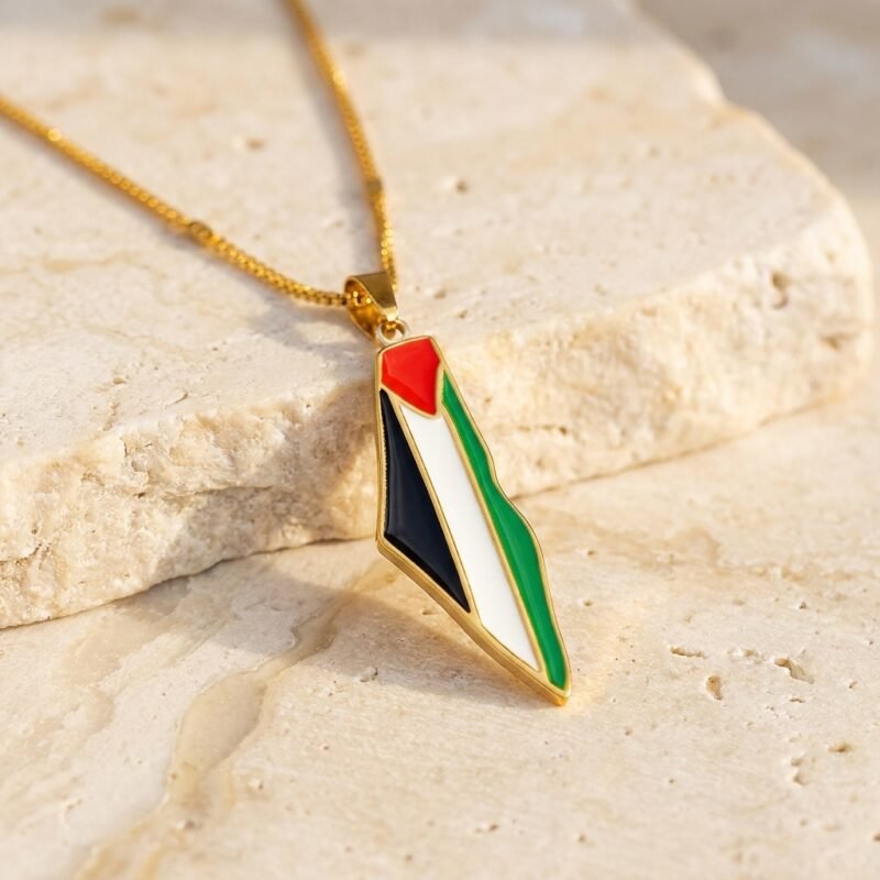 Collier Palestine pendentif carte produit seul sur modèle ou en mise en scène produit premium
