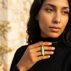 Collier Palestine pendentif carte lifestyle sur modèle ou en mise en scène produit premium