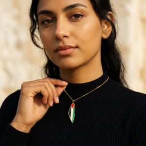 Collier Palestine pendentif carte image émotionnelle sur modèle ou en mise en scène produit premium