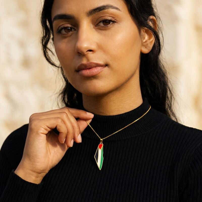 Collier Palestine pendentif carte image émotionnelle sur modèle ou en mise en scène produit premium