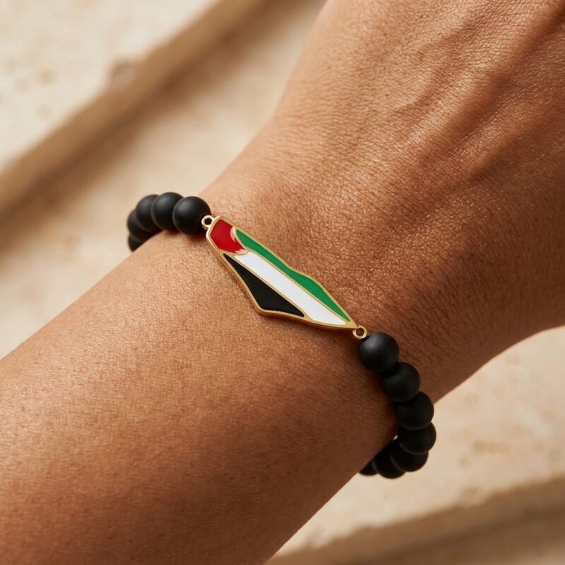 Gros plan sur le Bracelet Palestine en Perles, détails des perles et des couleurs symboliques