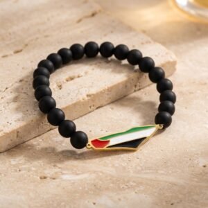 Bracelet Palestine en Perles présenté seul sur surface minérale, style e-commerce premium