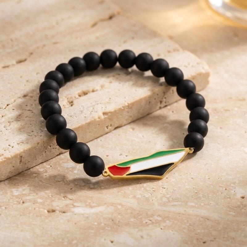 Bracelet Palestine en Perles présenté seul sur surface minérale, style e-commerce premium