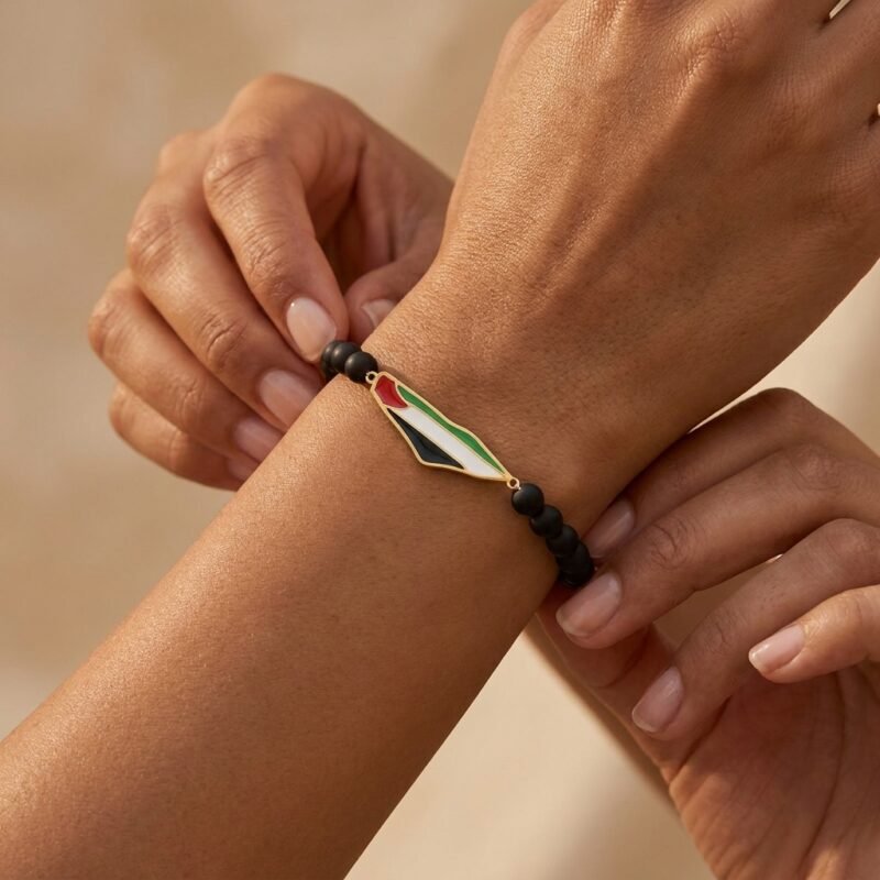 Bracelet Palestine en Perles ajusté au poignet dans une scène émotionnelle élégante