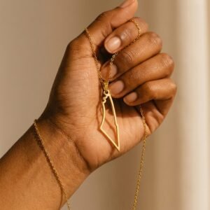 Collier Palestine carte contour angle alternatif sur modèle ou en mise en scène produit premium