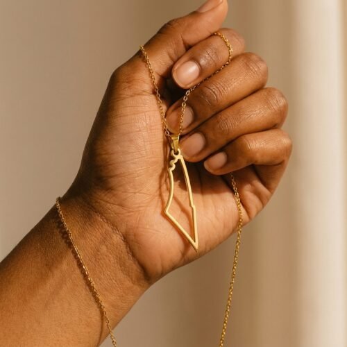 Collier Palestine carte contour angle alternatif sur modèle ou en mise en scène produit premium