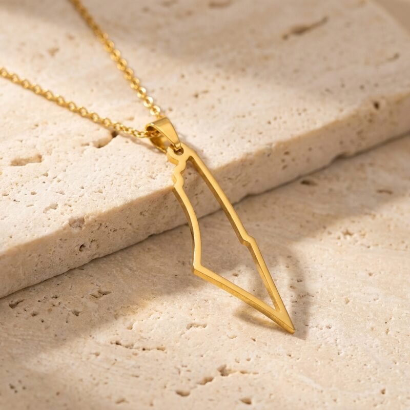 Collier Palestine carte contour produit seul sur modèle ou en mise en scène produit premium