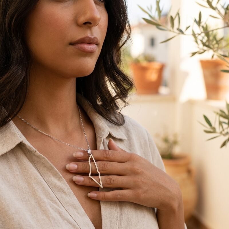 Collier Palestine carte contour lifestyle sur modèle ou en mise en scène produit premium