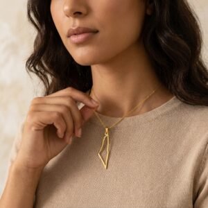 Collier Palestine carte contour image émotionnelle sur modèle ou en mise en scène produit premium