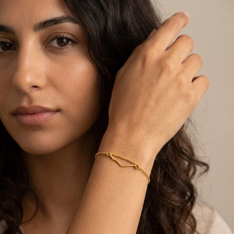 Bracelet Palestine Doré en Acier Inoxydable porté au poignet, vue hero e-commerce