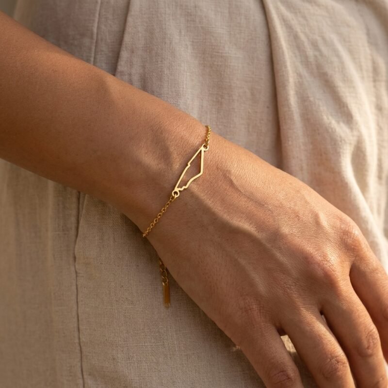 Bracelet Palestine Doré en Acier Inoxydable porté au poignet, angle alternatif sur modèle