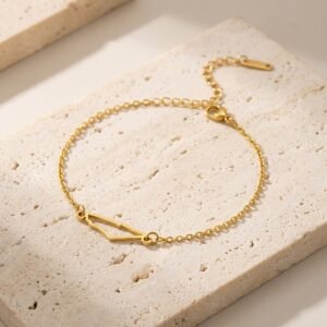 Bracelet Palestine Doré en Acier Inoxydable présenté seul sur surface minérale, style e-commerce premium