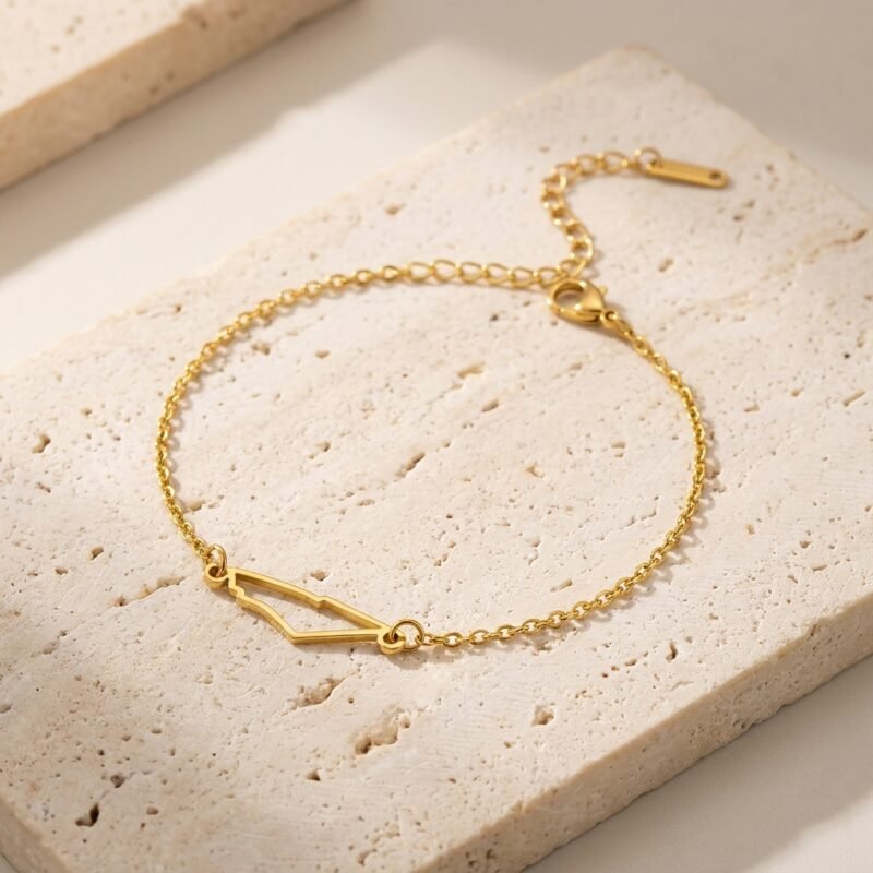 Bracelet Palestine Doré en Acier Inoxydable présenté seul sur surface minérale, style e-commerce premium