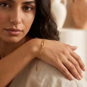 Bracelet Palestine Doré en Acier Inoxydable porté dans une scène lifestyle élégante et lumineuse