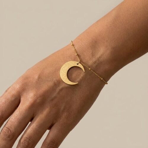 Collier Pendentif Lune Gravée hero sur modèle ou en mise en scène produit premium