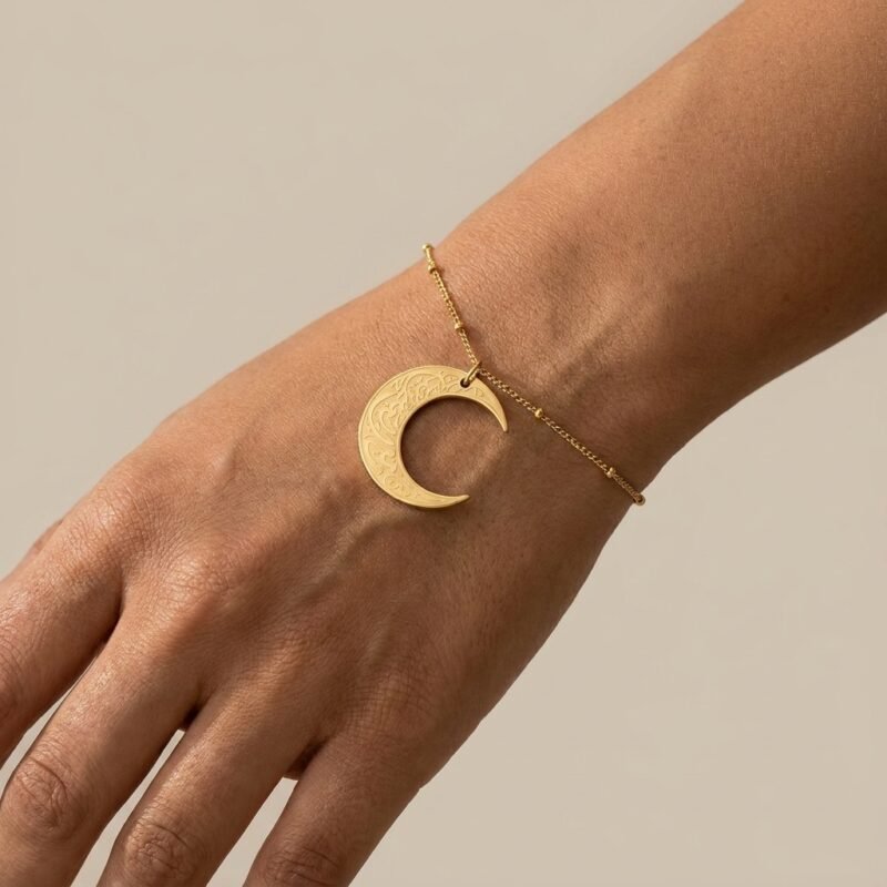 Collier Pendentif Lune Gravée hero sur modèle ou en mise en scène produit premium