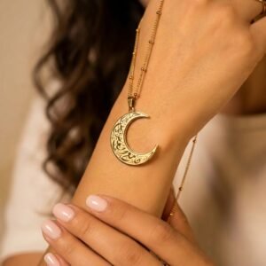 Collier Pendentif Lune Gravée angle alternatif sur modèle ou en mise en scène produit premium