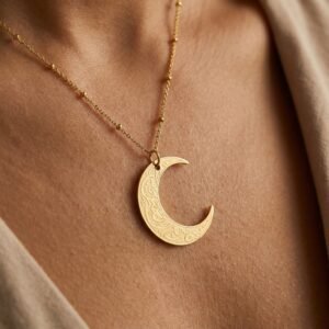 Collier Pendentif Lune Gravée macro détail sur modèle ou en mise en scène produit premium