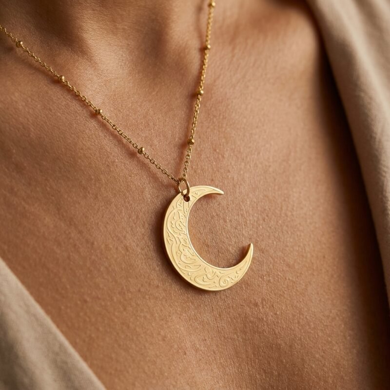 Collier Pendentif Lune Gravée macro détail sur modèle ou en mise en scène produit premium