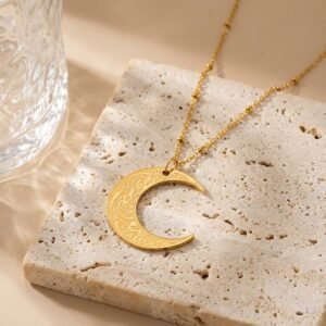 Collier Pendentif Lune Gravée produit seul sur modèle ou en mise en scène produit premium