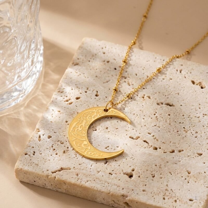 Collier Pendentif Lune Gravée produit seul sur modèle ou en mise en scène produit premium
