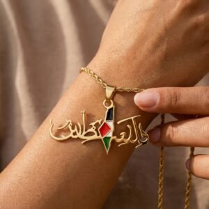 Collier Palestine pendentif carte hero sur modèle ou en mise en scène produit premium