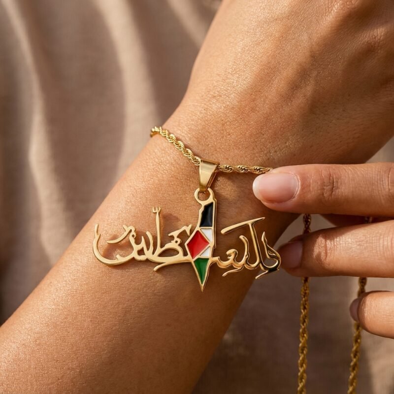 Collier Palestine pendentif carte hero sur modèle ou en mise en scène produit premium