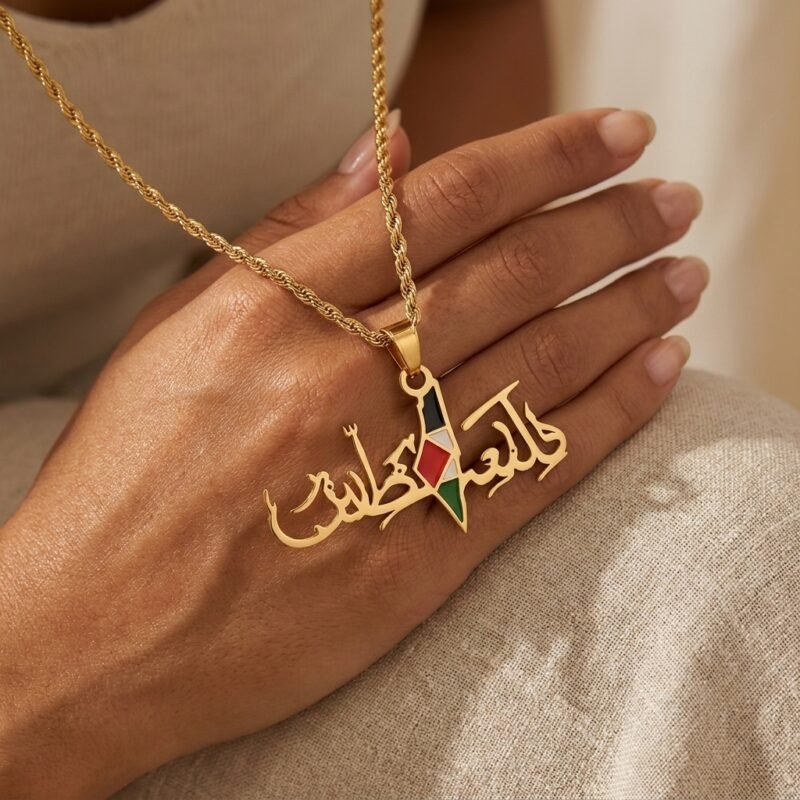 Collier Palestine pendentif carte angle alternatif sur modèle ou en mise en scène produit premium