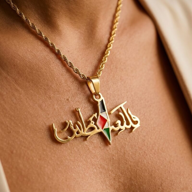 Collier Palestine pendentif carte macro détail sur modèle ou en mise en scène produit premium