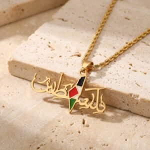 Collier Palestine pendentif carte produit seul sur modèle ou en mise en scène produit premium