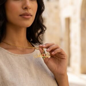 Collier Palestine pendentif carte lifestyle sur modèle ou en mise en scène produit premium