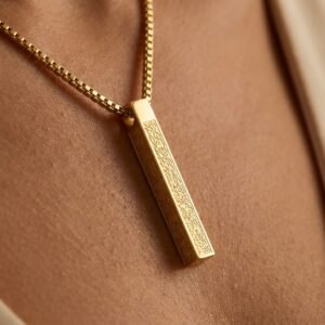 Collier Hexagonal Gravé Symboles macro détail sur modèle ou en mise en scène produit premium