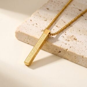 Collier Hexagonal Gravé Symboles produit seul sur modèle ou en mise en scène produit premium