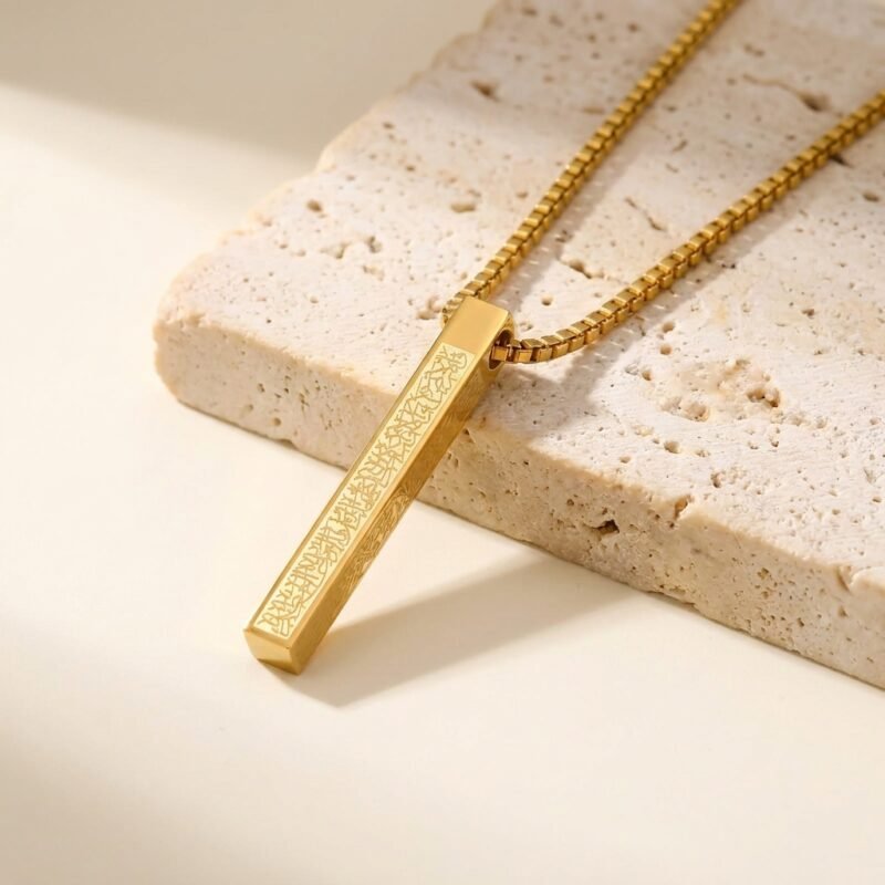 Collier Hexagonal Gravé Symboles produit seul sur modèle ou en mise en scène produit premium