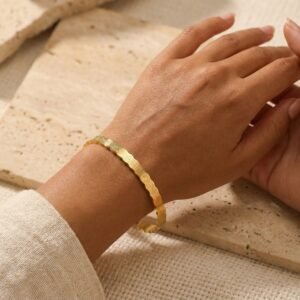 Manchette Ayat Al Kursi gravée ondulée lifestyle bracelet Esprit Palestine