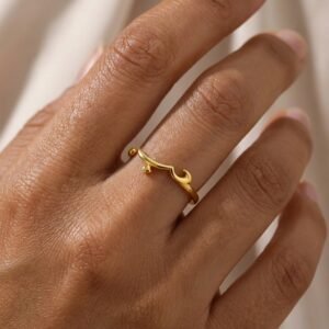 Bague Love Arabe ajustable motif calligraphie macro détail bague Esprit Palestine